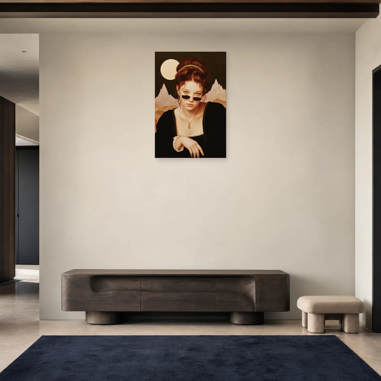Tableau femme aux verres ovales accroché dans une entrée