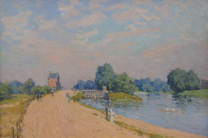 Route longeant la Tamise avec promeneurs et édifice lointain – toile format M