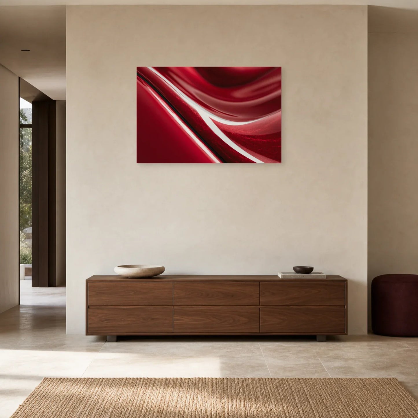 abstraction rouge rubis aux reflets blancs courbes et au sillon noir, présenté dans une entrée épurée