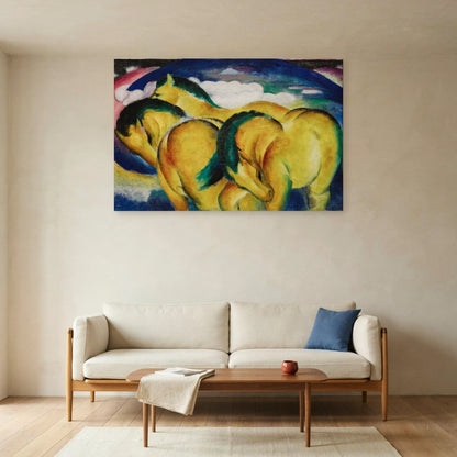 Tableau Les Petits Chevaux jaunes – Franz Marc dans un salon - Art Virtuoso
