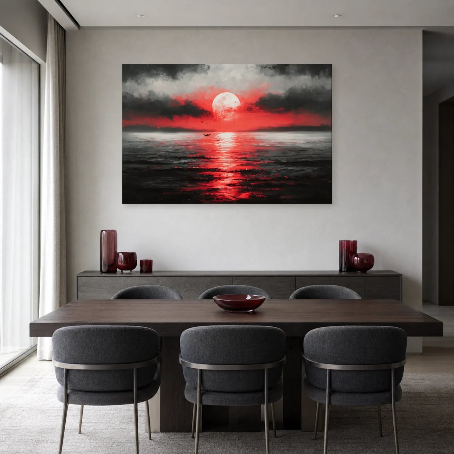 Tableau nocturne avec barque lointaine présenté dans une salle à manger