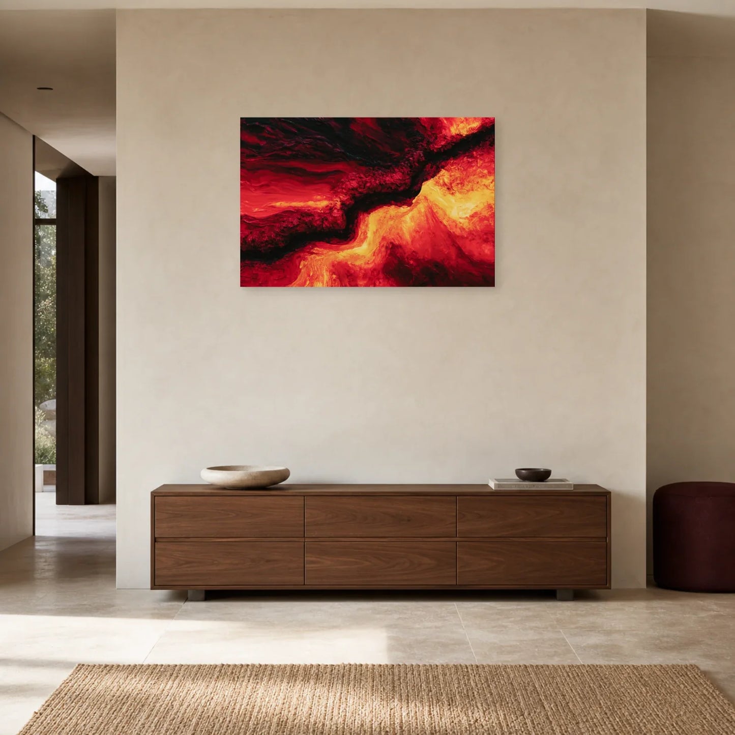 abstraction rouge carmin traversée d’une faille noire et orange, présenté dans une entrée épurée