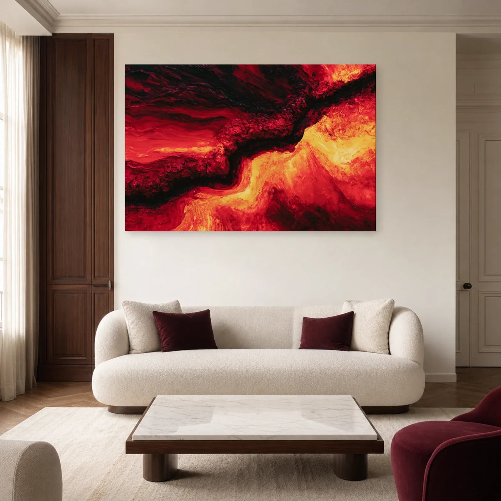 abstraction rouge carmin traversée d’une faille noire et orange, présenté dans un salon contemporain