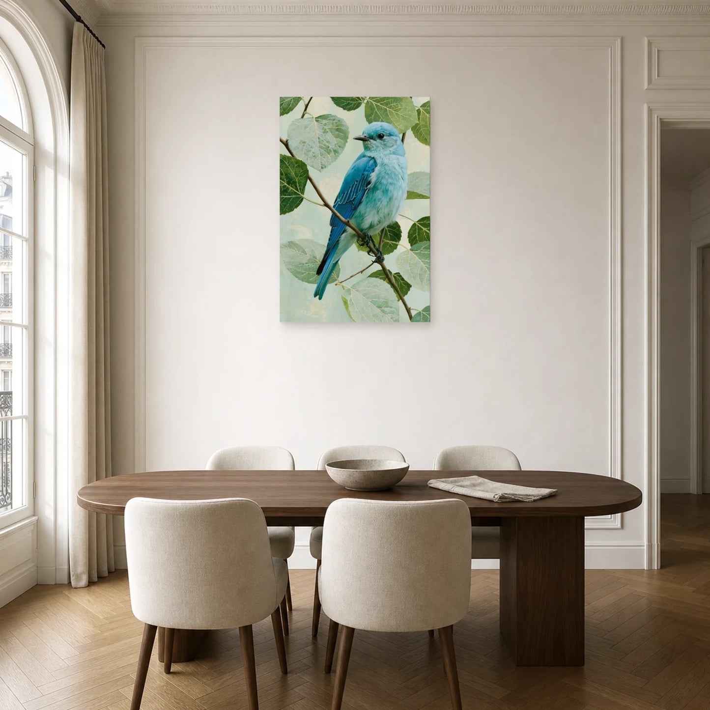 Tableau oiseau bleu sur branche avec feuillage vert pale dans une salle a manger lumineuse