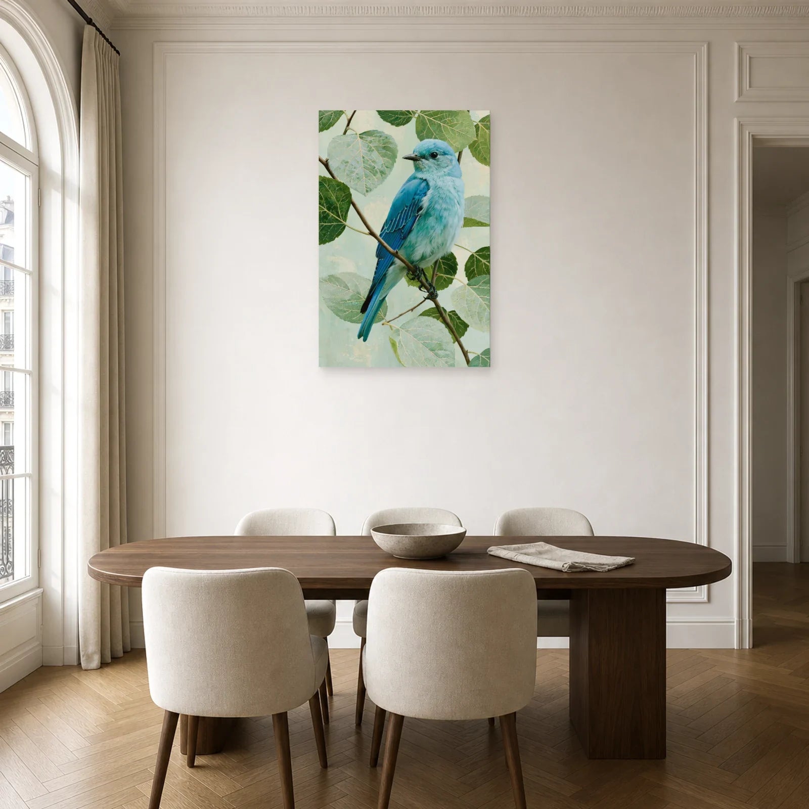 Tableau oiseau bleu sur branche avec feuillage vert pale dans une salle a manger lumineuse