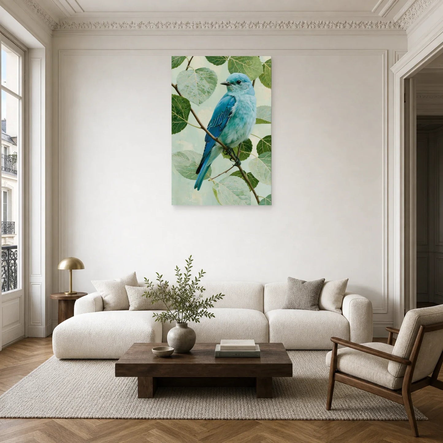 Tableau oiseau bleu sur branche avec feuillage vert pale dans un salon contemporain