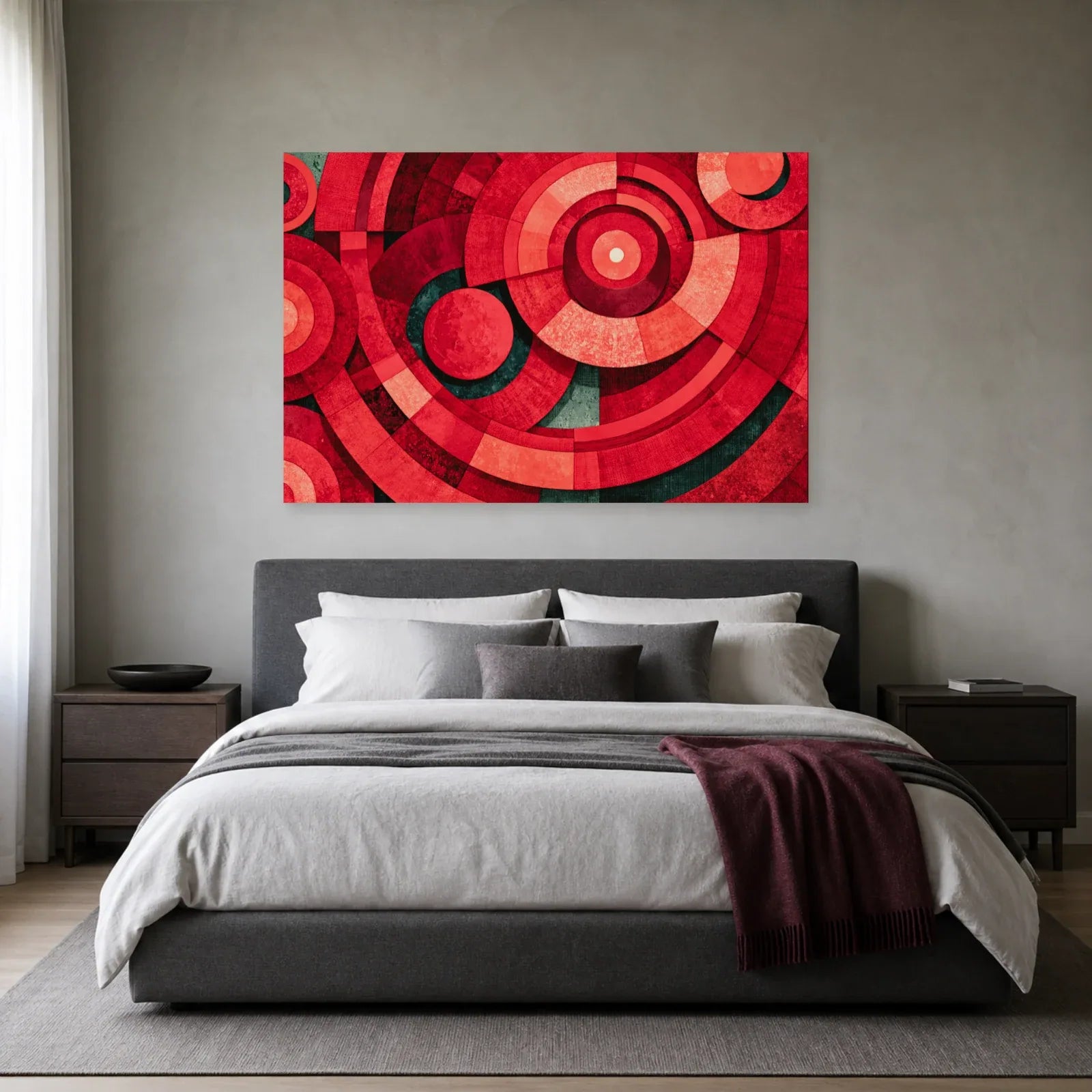 cercles et anneaux rouges superposés avec bleu-vert sombre et ivoire, présenté dans une chambre aux textiles unis