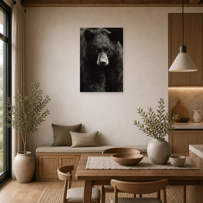 Mockup WebP Tableau Ours Noir Et Blanc Regard Intense dans une cuisine - Art Virtuoso