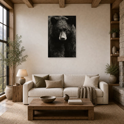 Mockup WebP Tableau Ours Noir Et Blanc Regard Intense dans un salon - Art Virtuoso