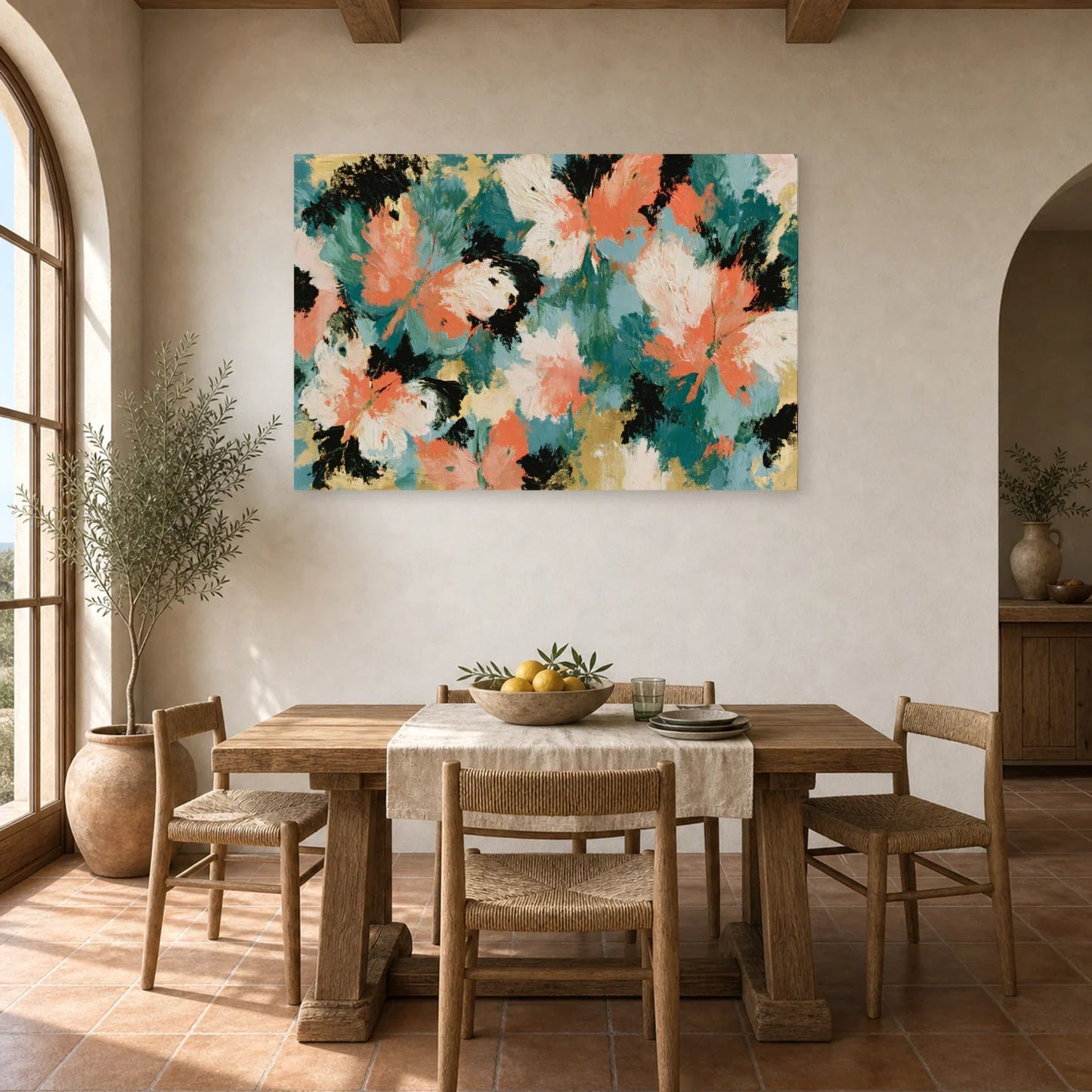 Tableau abstrait aux ailes de papillon fluides en tons corail, vert et noir dans une salle à manger lumineuse