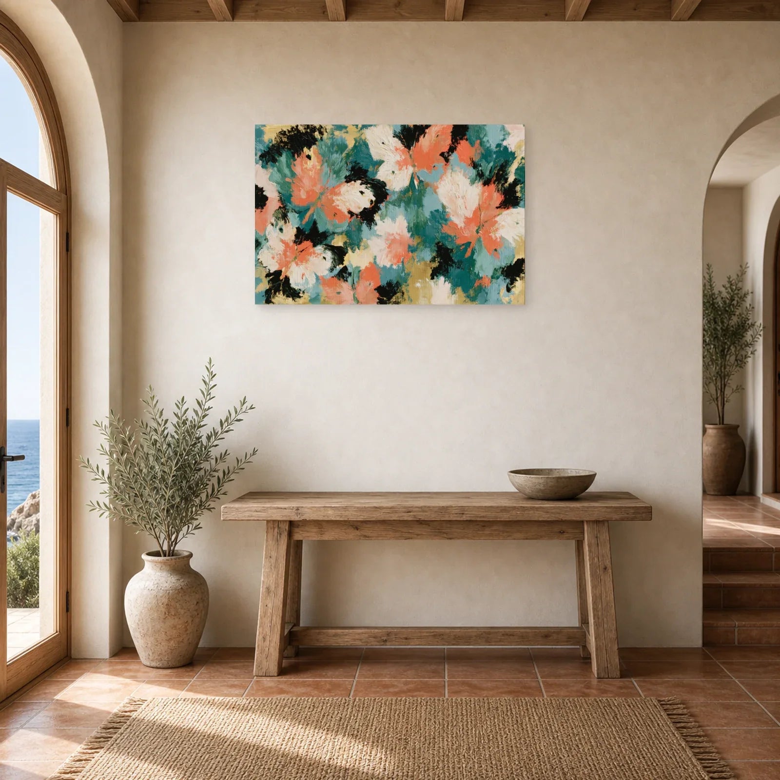 Tableau abstrait aux ailes de papillon fluides en tons corail, vert et noir dans une entrée ou un couloir décoré