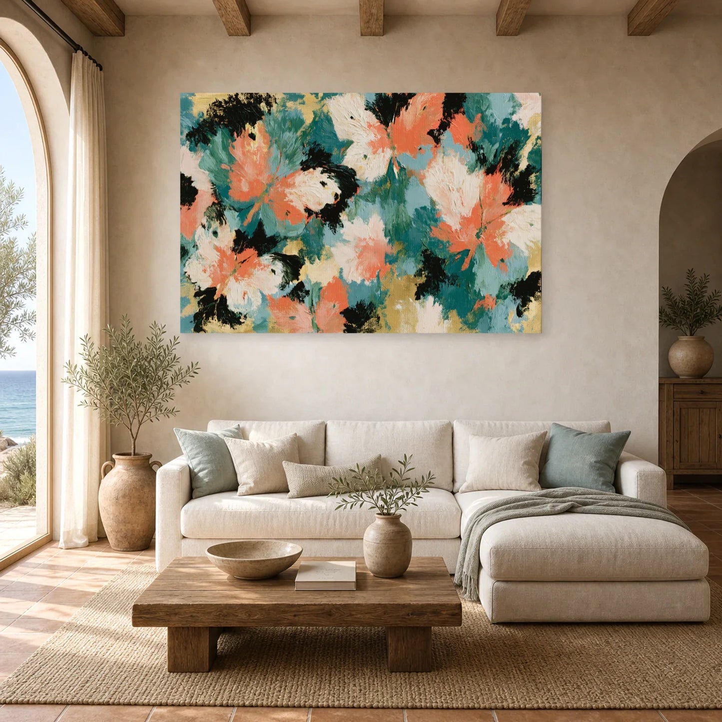Tableau abstrait aux ailes de papillon fluides en tons corail, vert et noir dans un salon contemporain