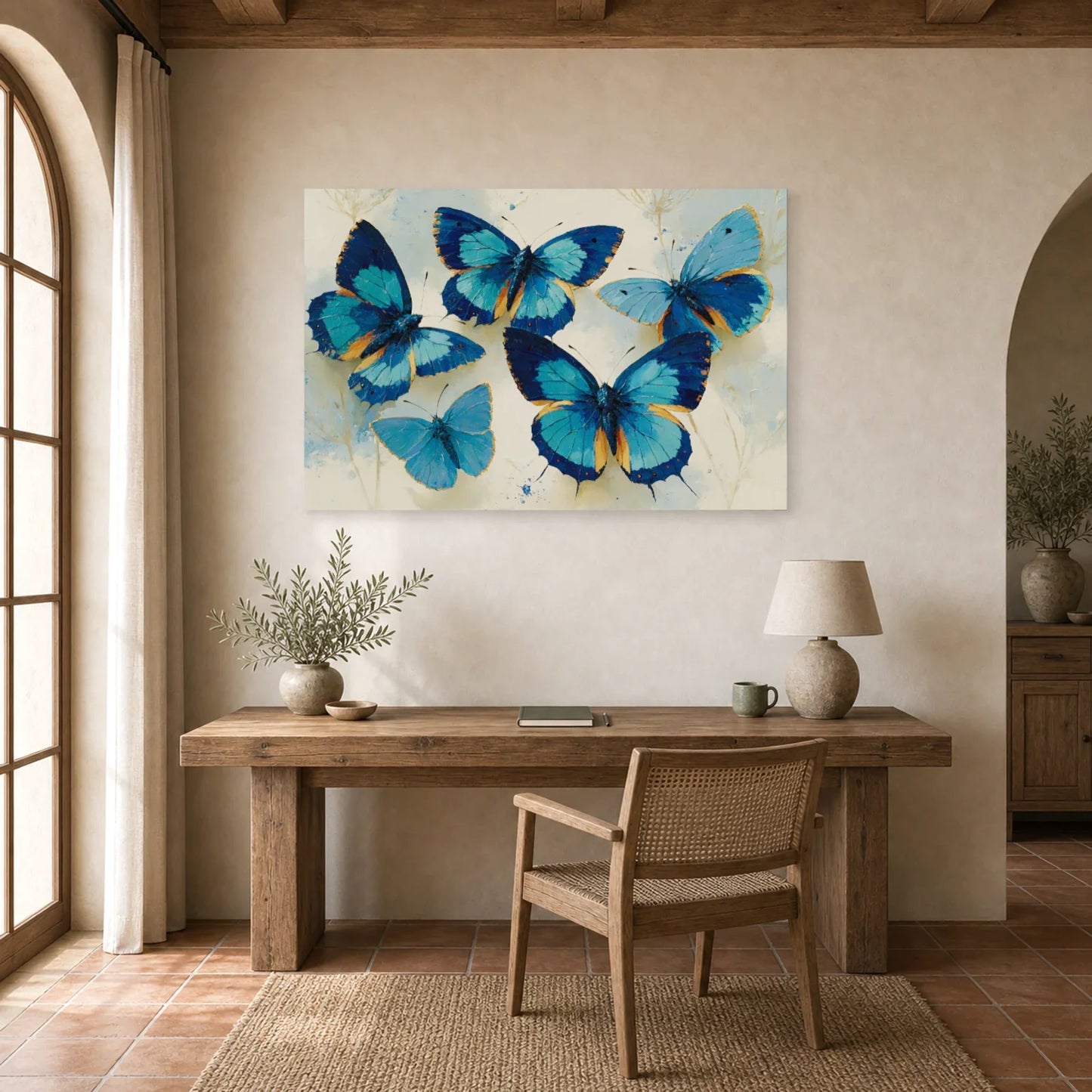 Tableau papillons bleus en aquarelle sur fond clair dans un bureau élégant