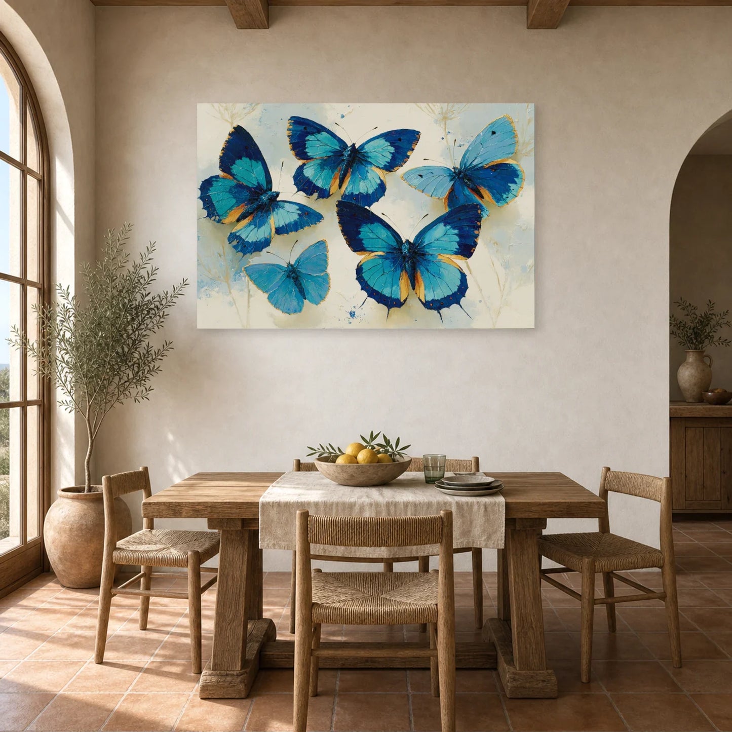 Tableau papillons bleus en aquarelle sur fond clair dans une salle à manger lumineuse