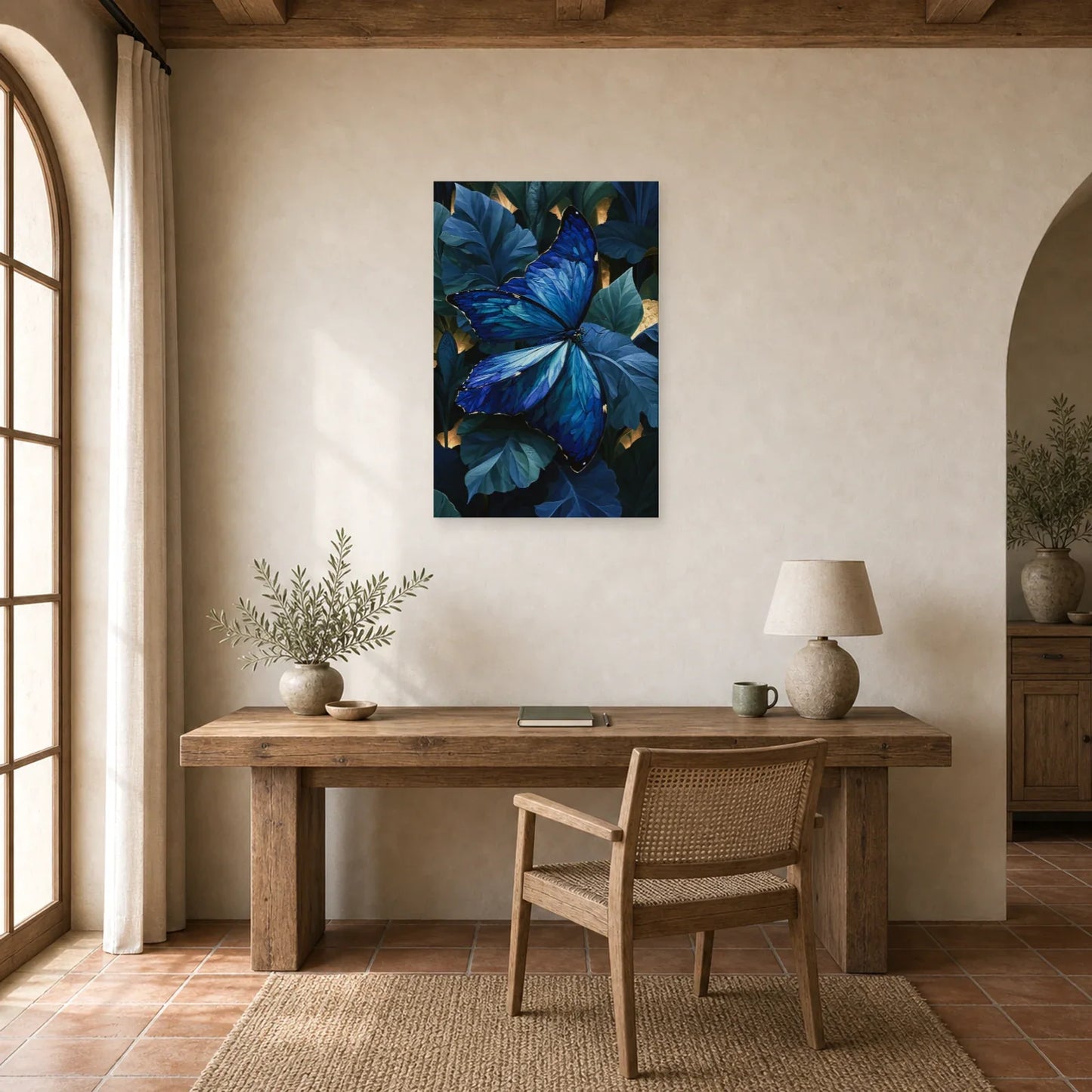 Tableau papillon bleu morpho sur feuillage sombre dans un bureau élégant