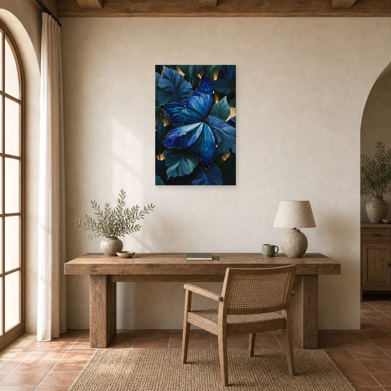 Tableau papillon bleu morpho sur feuillage sombre dans un bureau élégant