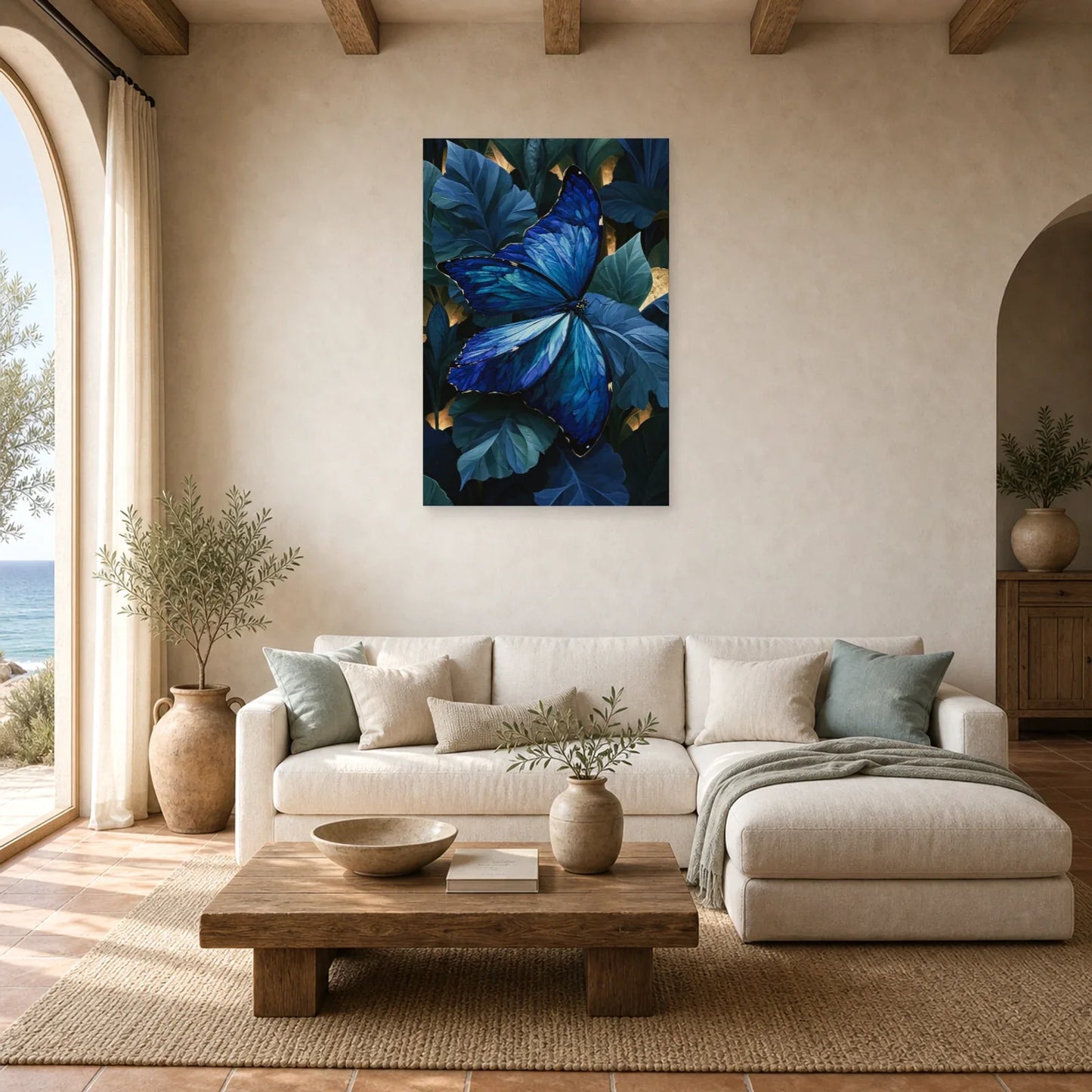 Tableau papillon bleu morpho sur feuillage sombre dans un salon contemporain