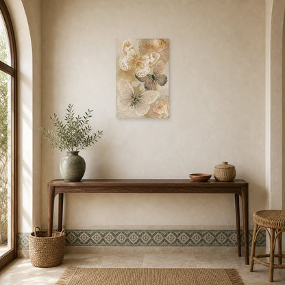 Tableau papillons effet dentelle botanique en beige et or dans une entrée ou un couloir décoré