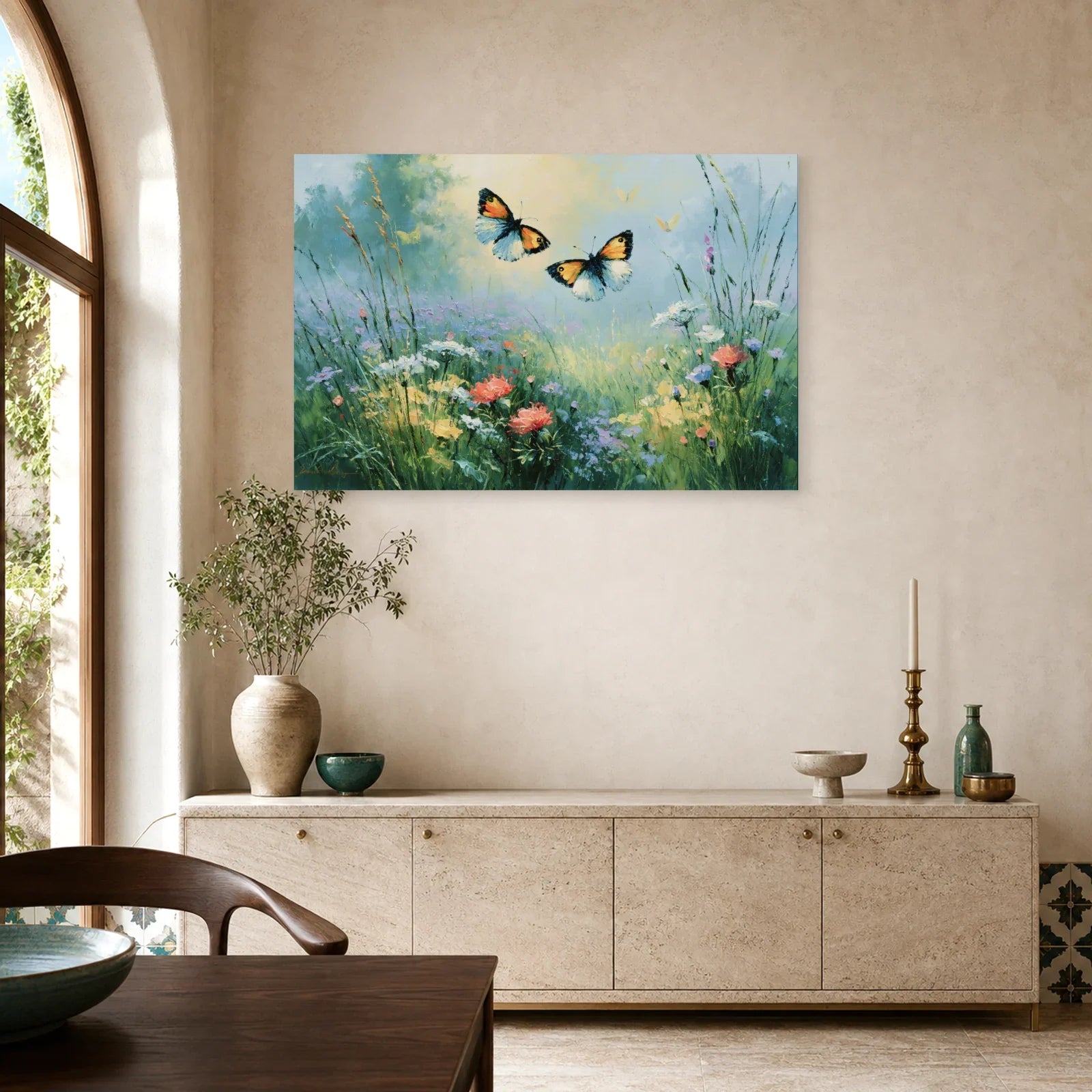 Tableau papillons dans un jardin fleuri peint en bleu vert dans une salle à manger lumineuse