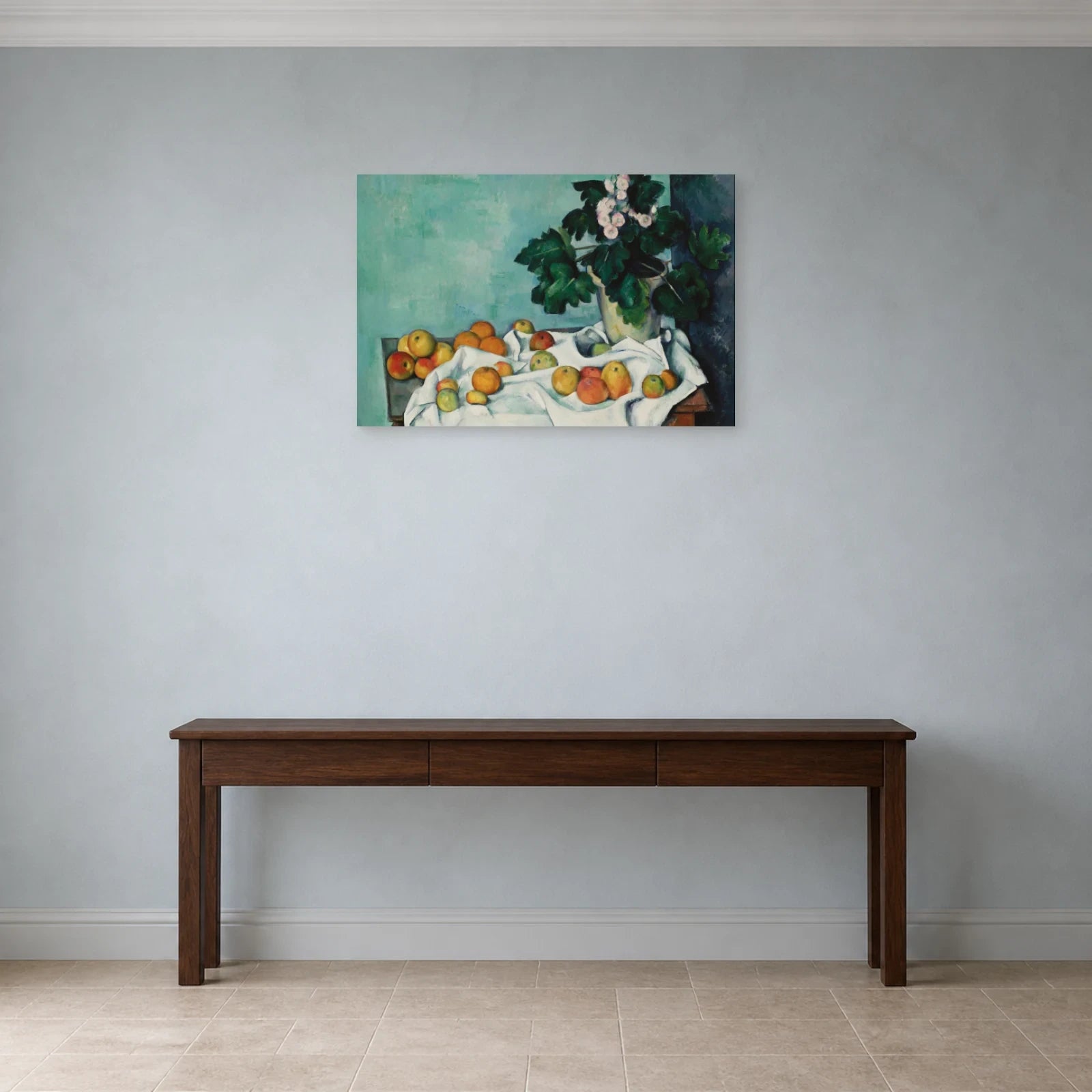 Tableau Nature morte aux pommes et pot de primevères – Paul Cézanne dans une entrée ou un couloir - Art Virtuoso