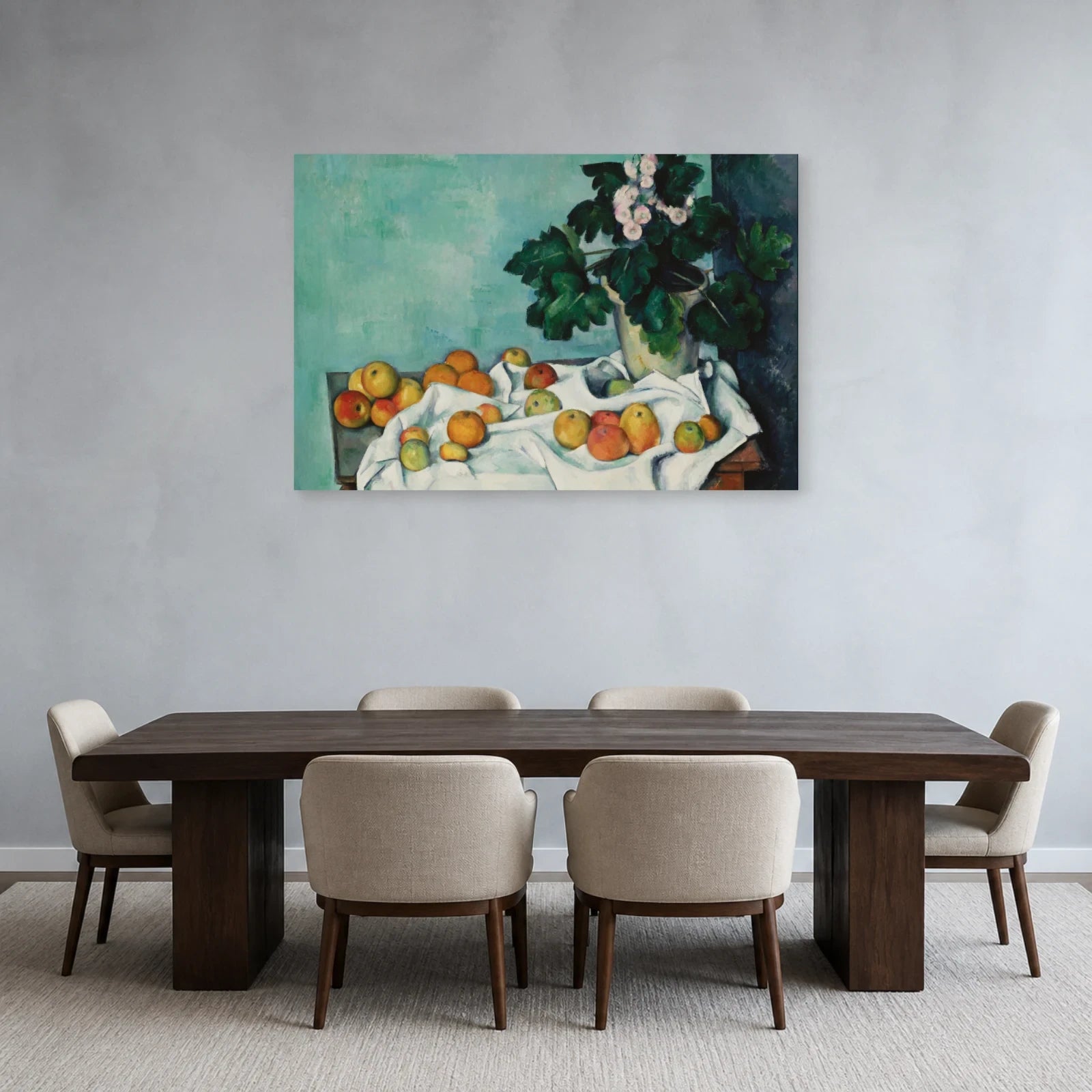 Tableau Nature morte aux pommes et pot de primevères – Paul Cézanne dans une salle à manger - Art Virtuoso