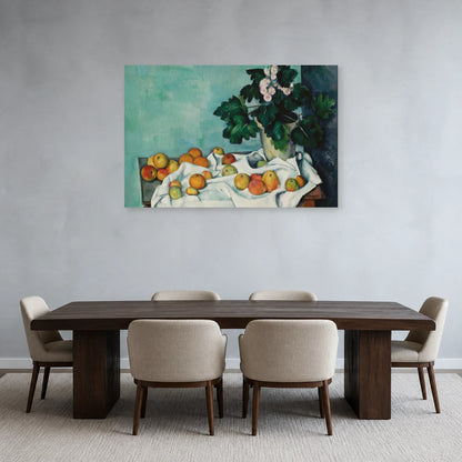 Tableau Nature morte aux pommes et pot de primevères – Paul Cézanne dans une salle à manger - Art Virtuoso
