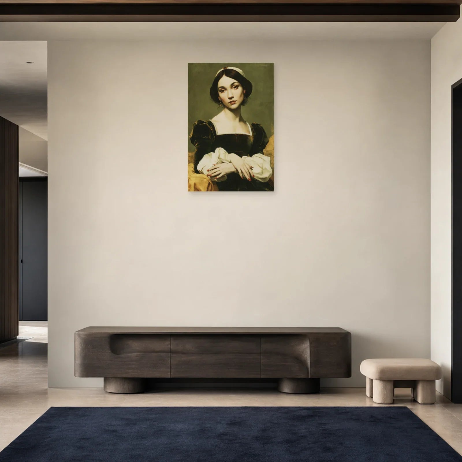 Portrait Renaissance aux mains croisées accroché dans une entrée