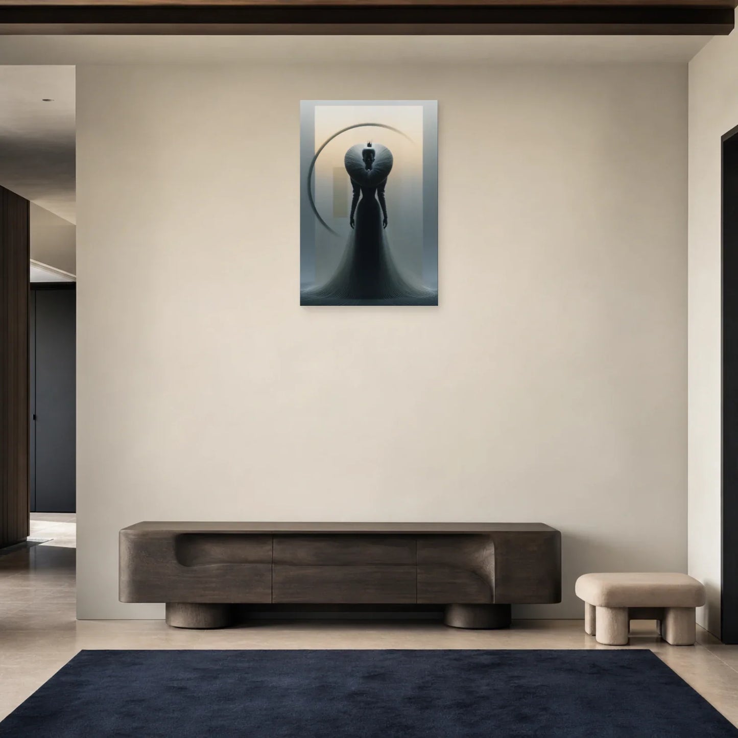 Tableau à la couronne noire présenté dans une entrée claire