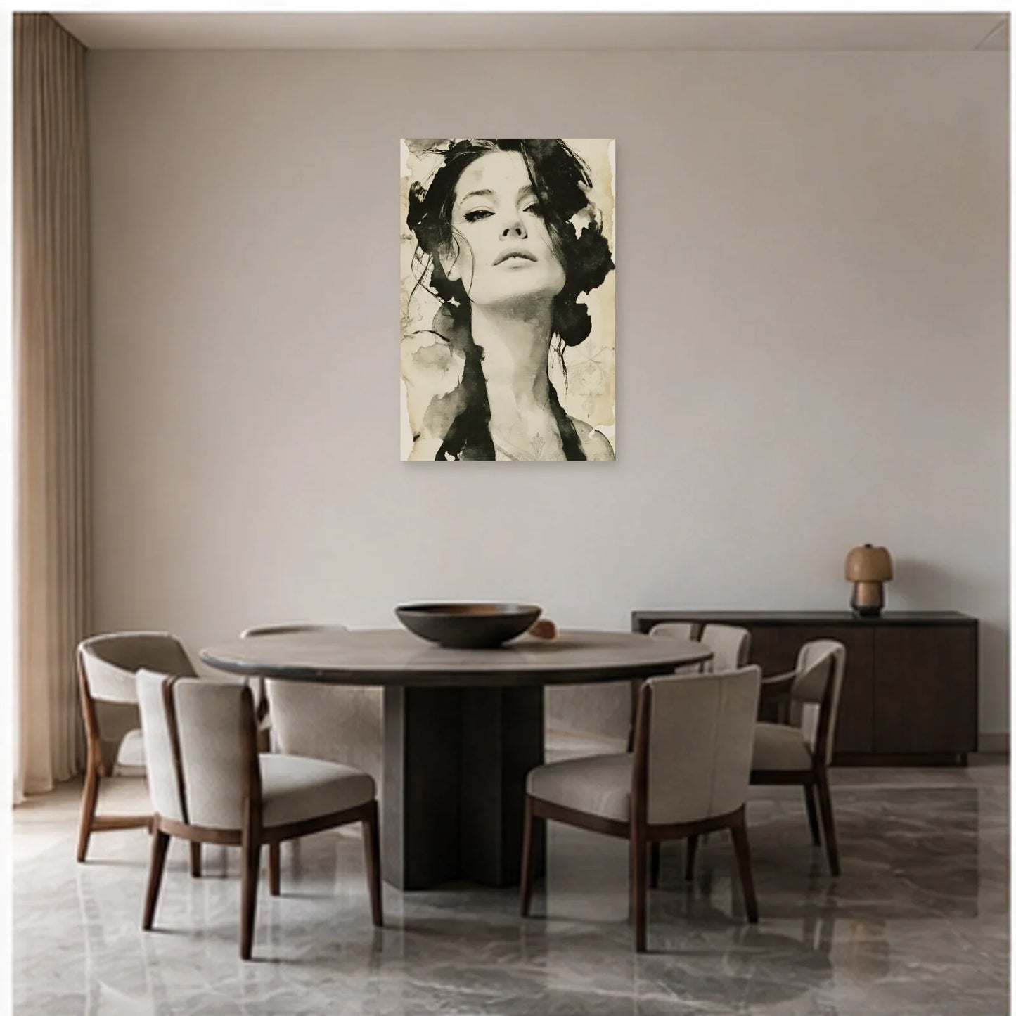 Tableau Poster Femme Noir et Blanc - Regard Graphique dans une salle à manger - Art Virtuoso