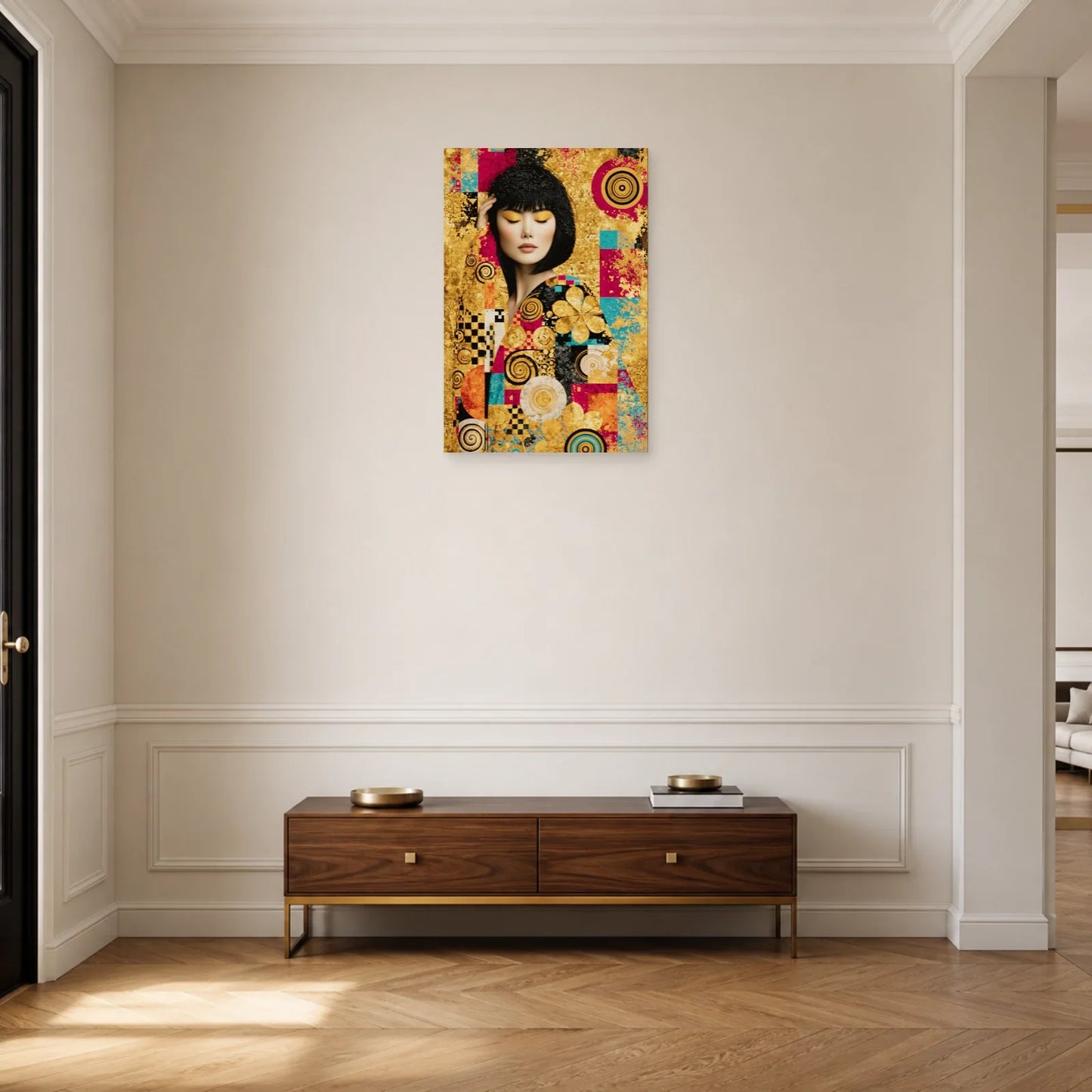 Tableau femme Pop Art doré présenté dans une entrée bleu nuit