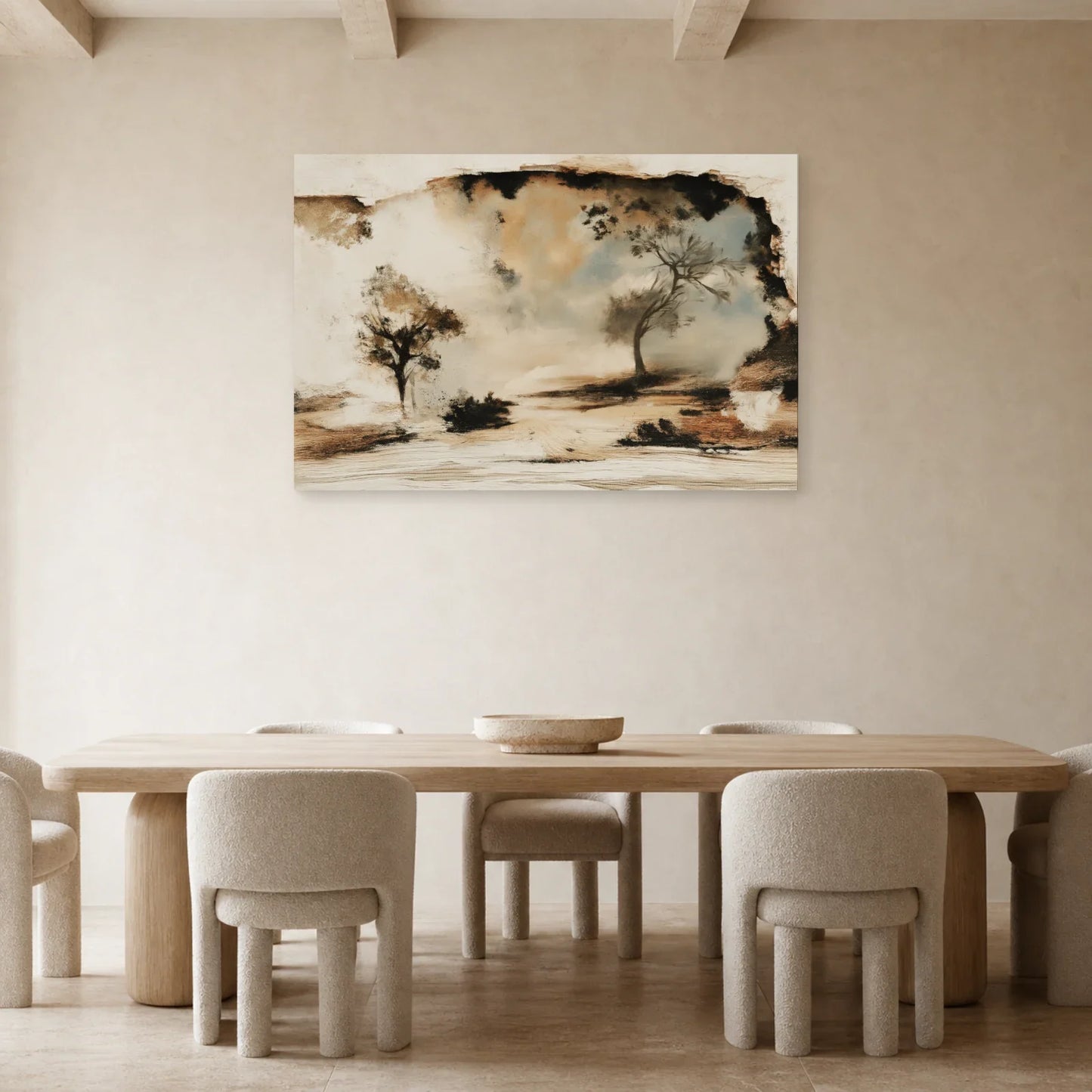 Tableau texture beige exposé dans une salle à manger