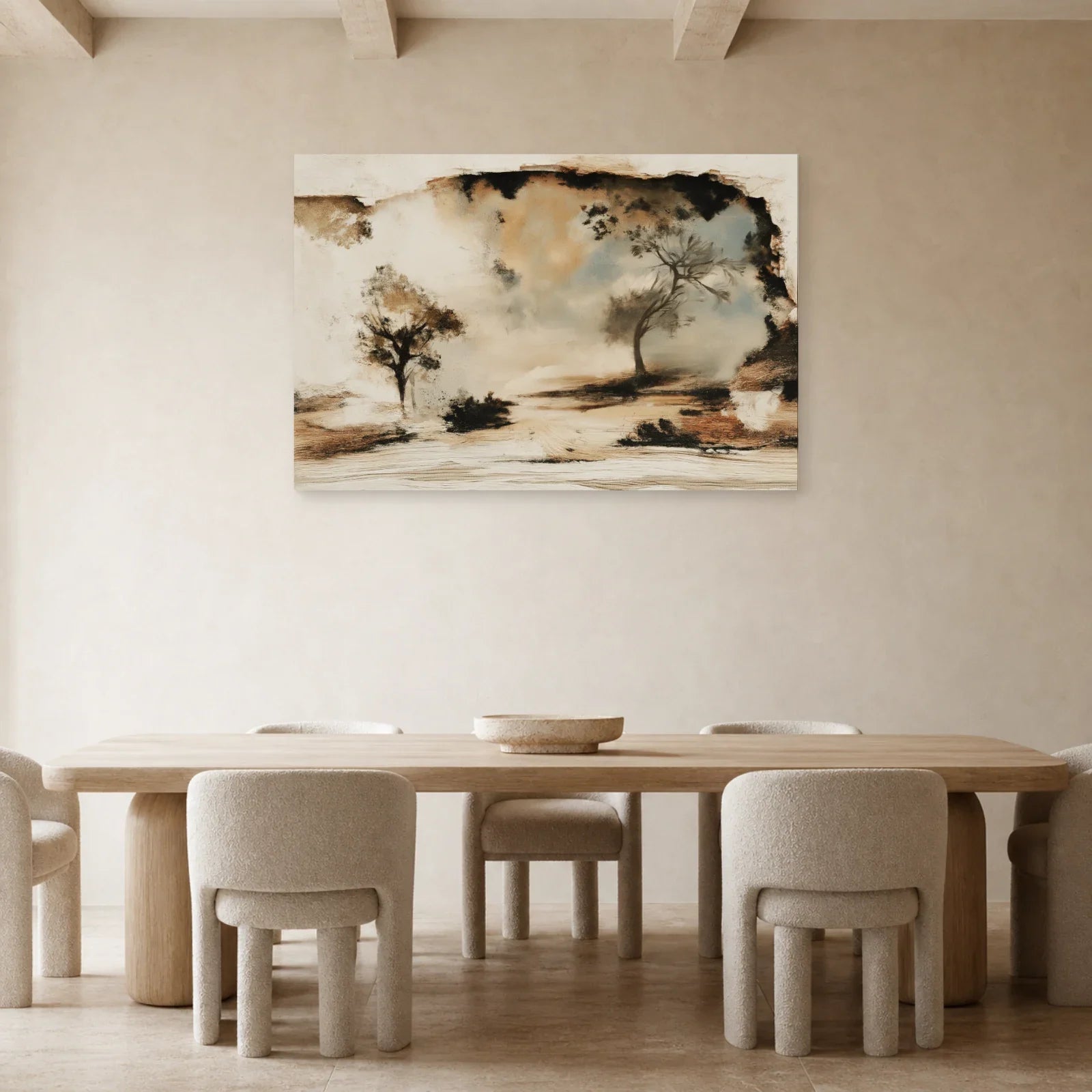 Tableau texture beige exposé dans une salle à manger