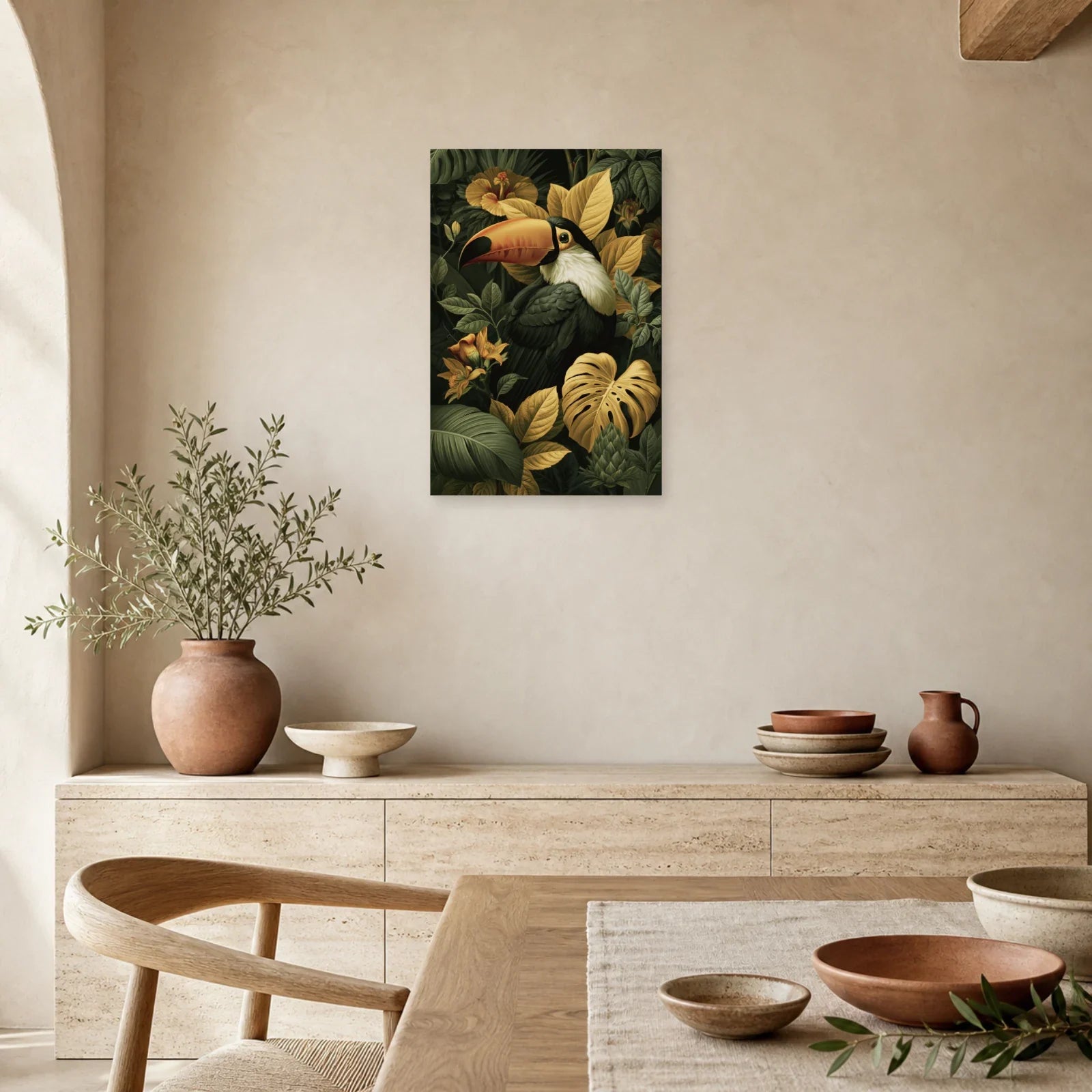 Tableau Tropical Toucan Feuillage Doré dans une salle a manger lumineuse
