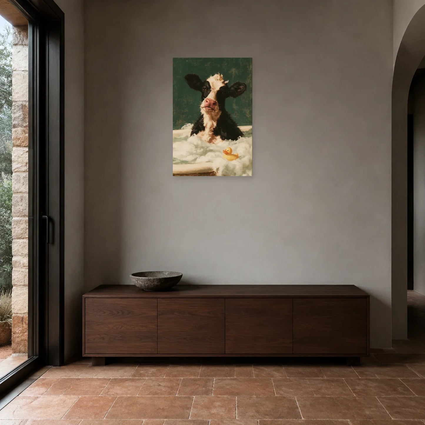 Tableau Vache dans un Bain Moussant présenté dans une entrée - Art Virtuoso