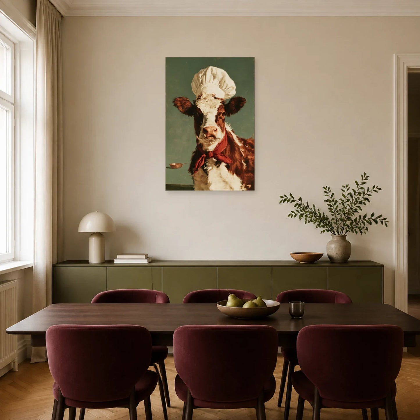 Tableau Vache Chef de Cuisine présenté dans une salle à manger - Art Virtuoso