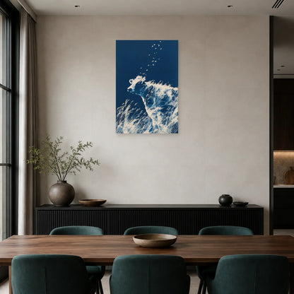 Tableau Vache Cyanotype présenté dans une salle à manger - Art Virtuoso