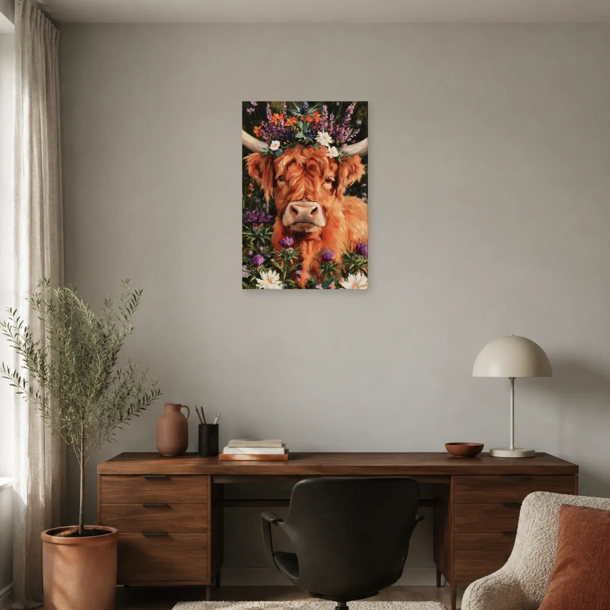 Tableau Vache Highland aux Fleurs présenté dans un bureau - Art Virtuoso
