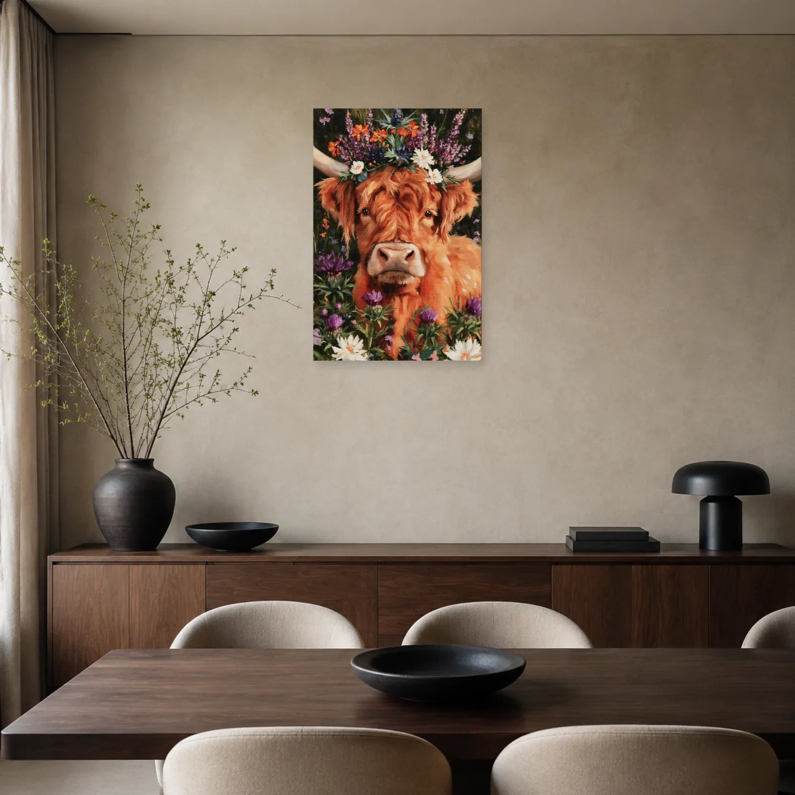 Tableau Vache Highland aux Fleurs présenté dans une salle à manger - Art Virtuoso