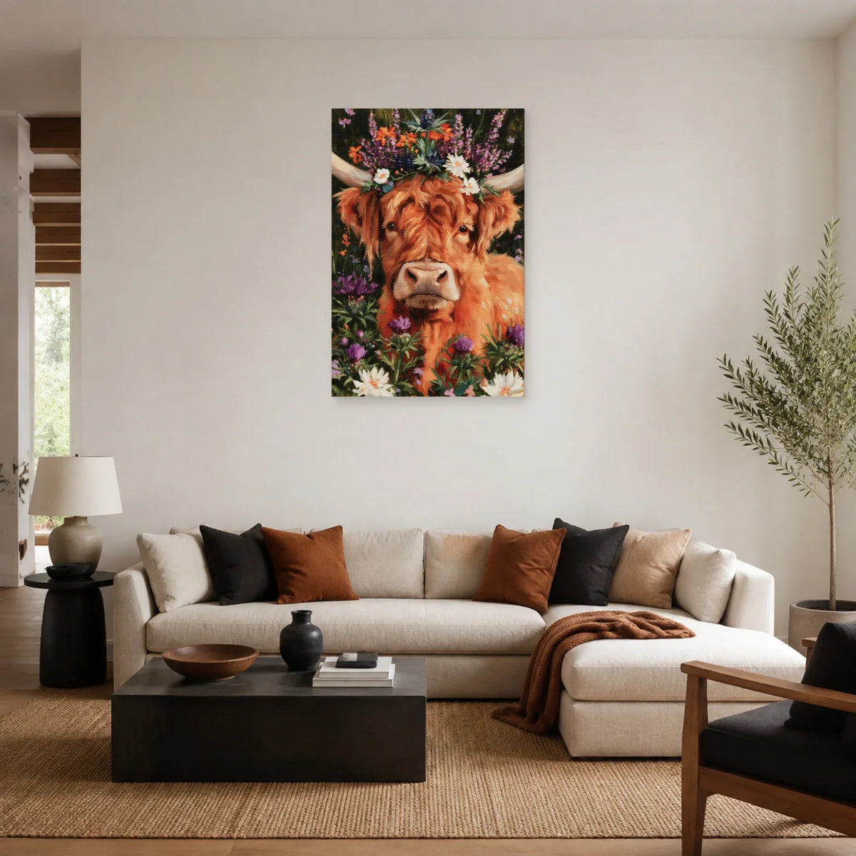 Tableau Vache Highland aux Fleurs présenté dans un salon - Art Virtuoso