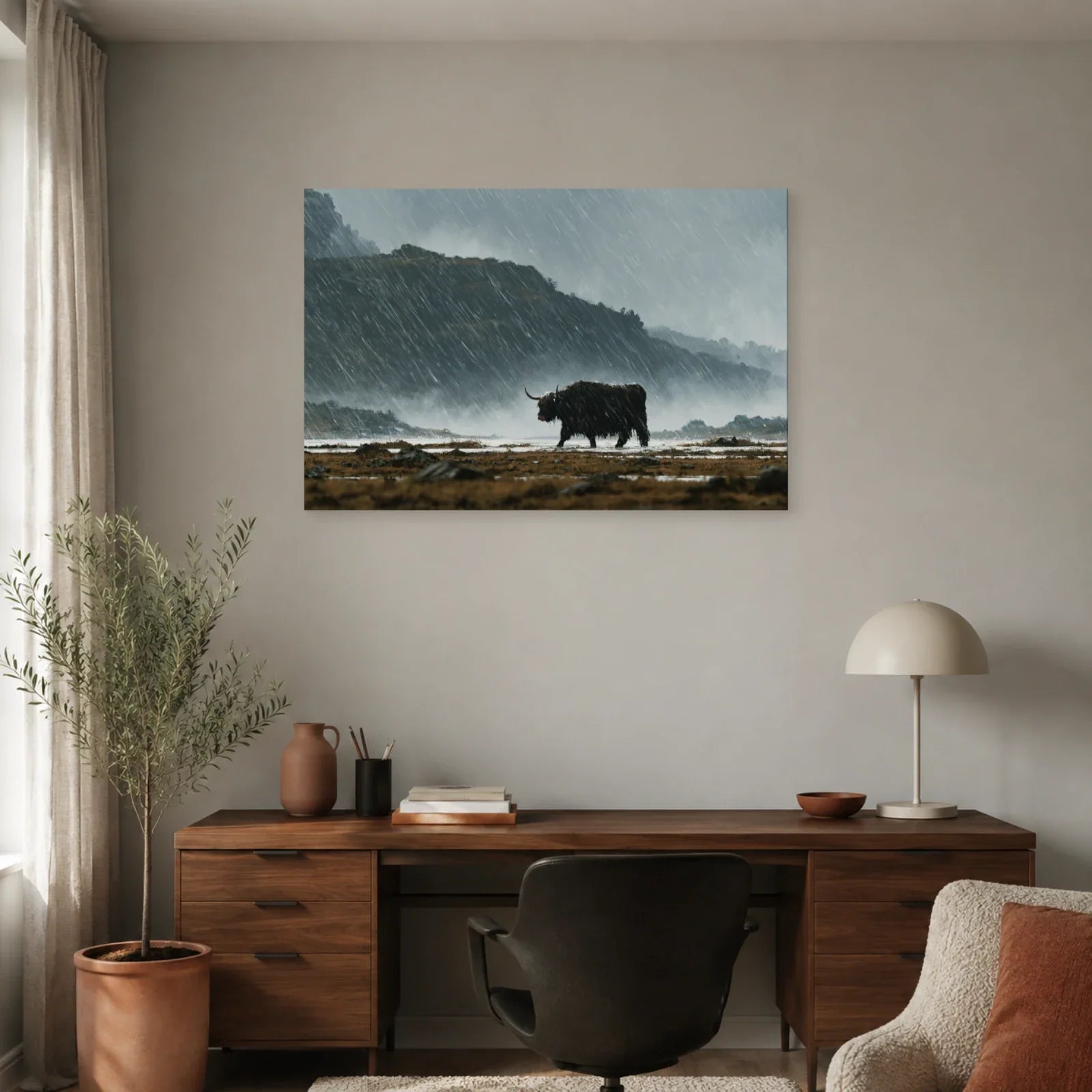 Tableau Vache Highland sous la Pluie présenté dans un bureau - Art Virtuoso