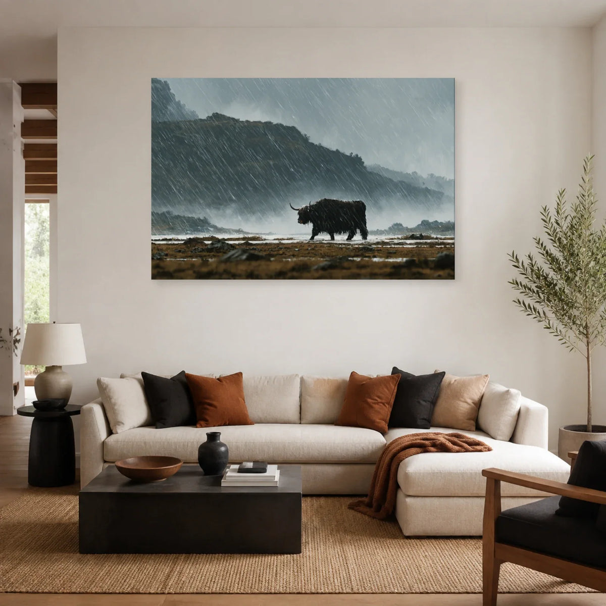 Tableau Vache Highland sous la Pluie présenté dans un salon - Art Virtuoso