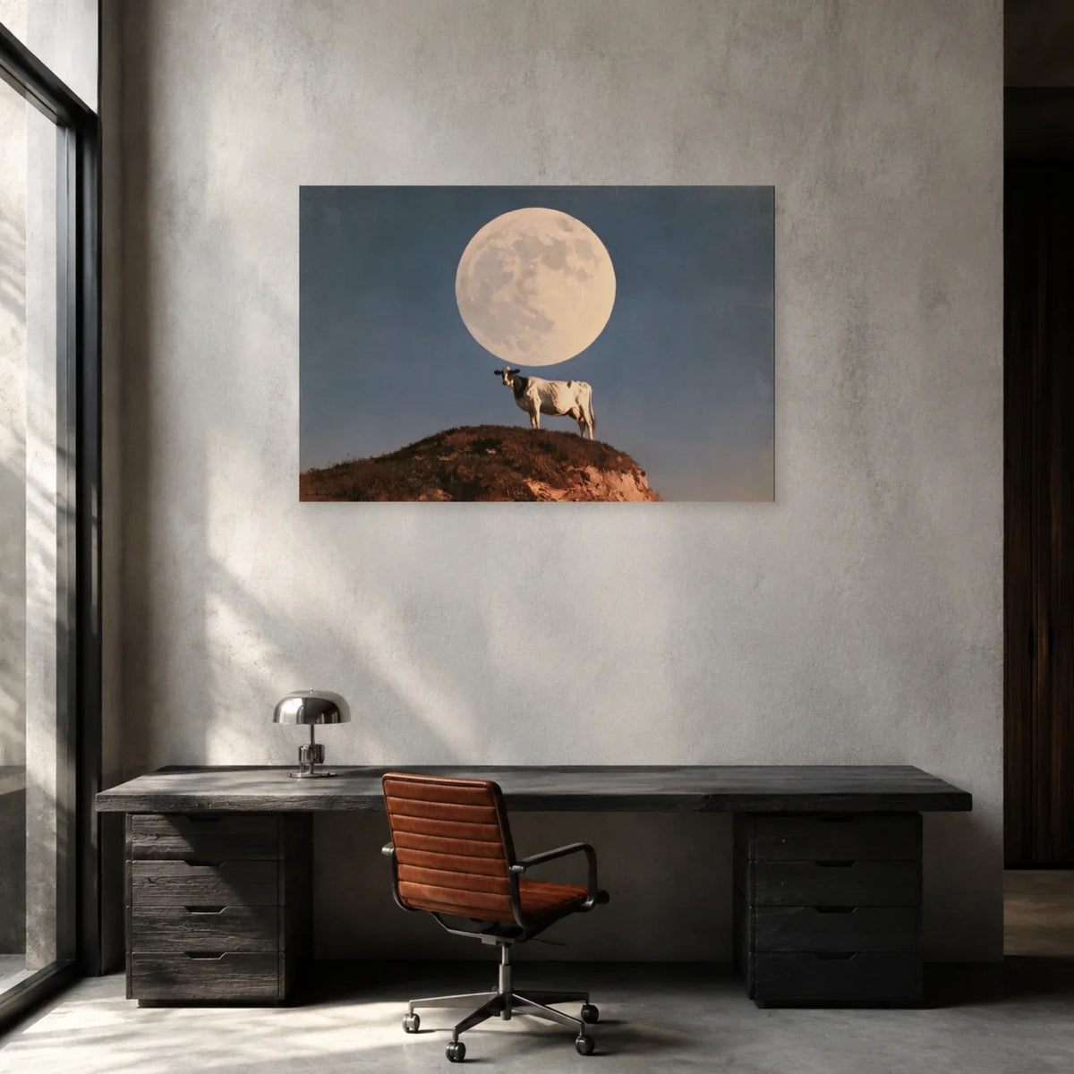 Tableau Vache sous la Lune présenté dans un bureau - Art Virtuoso
