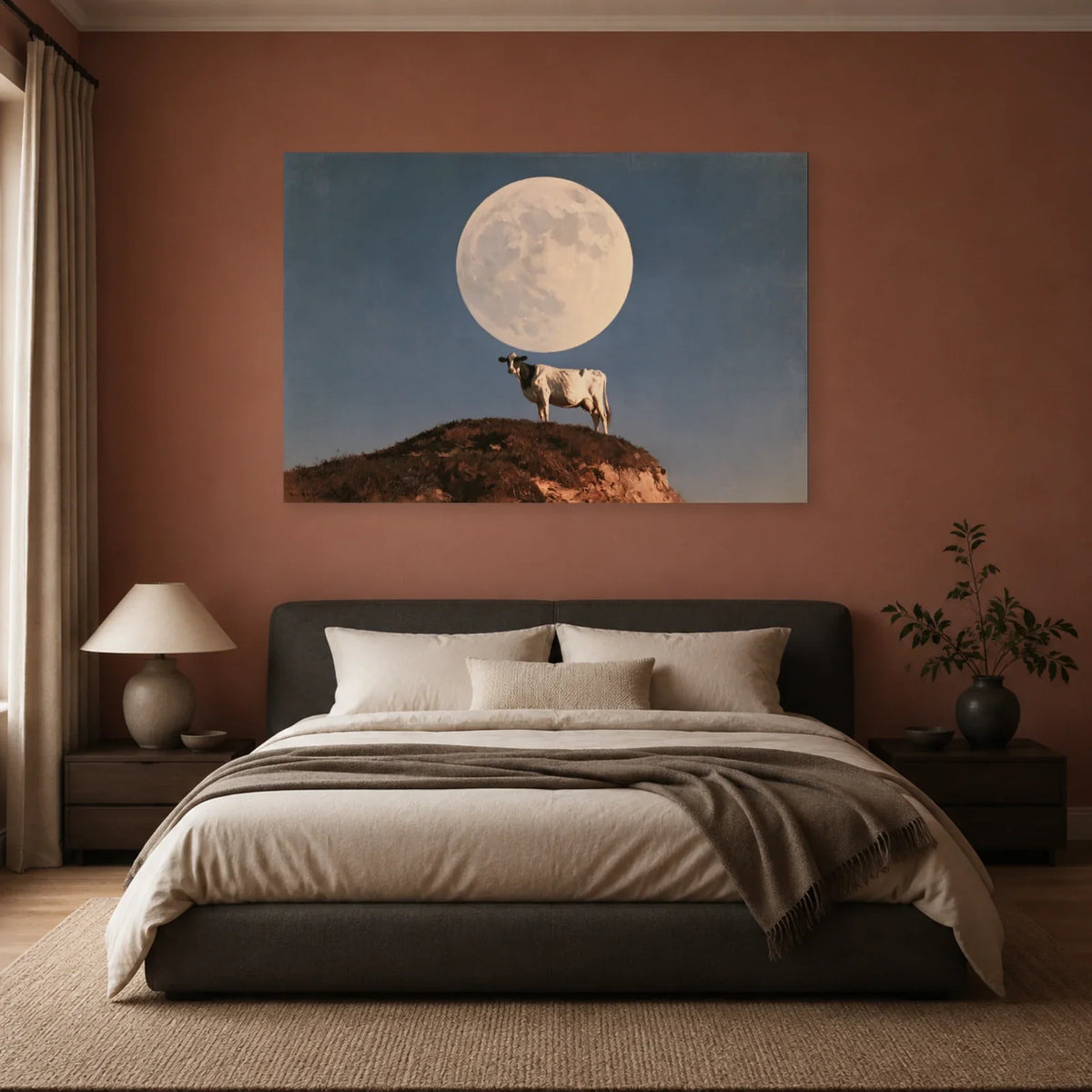 Tableau Vache sous la Lune présenté dans une chambre - Art Virtuoso
