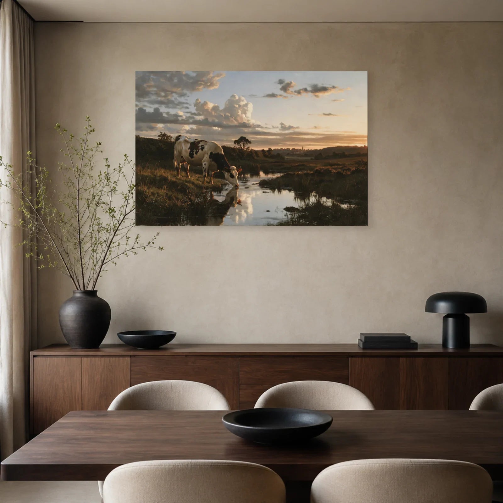 Tableau Vache Normande dans le Bocage présenté dans une salle à manger - Art Virtuoso