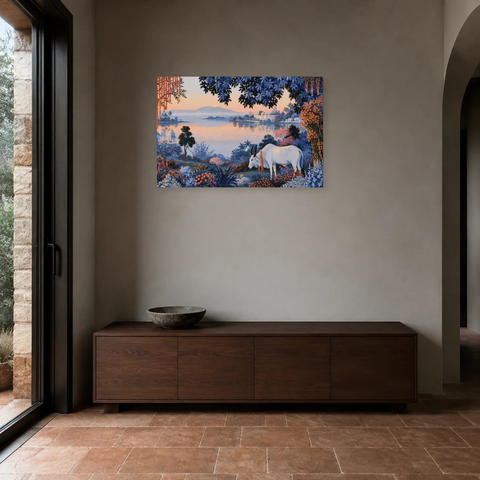 Tableau Vache Sacrée en Inde présenté dans une entrée - Art Virtuoso
