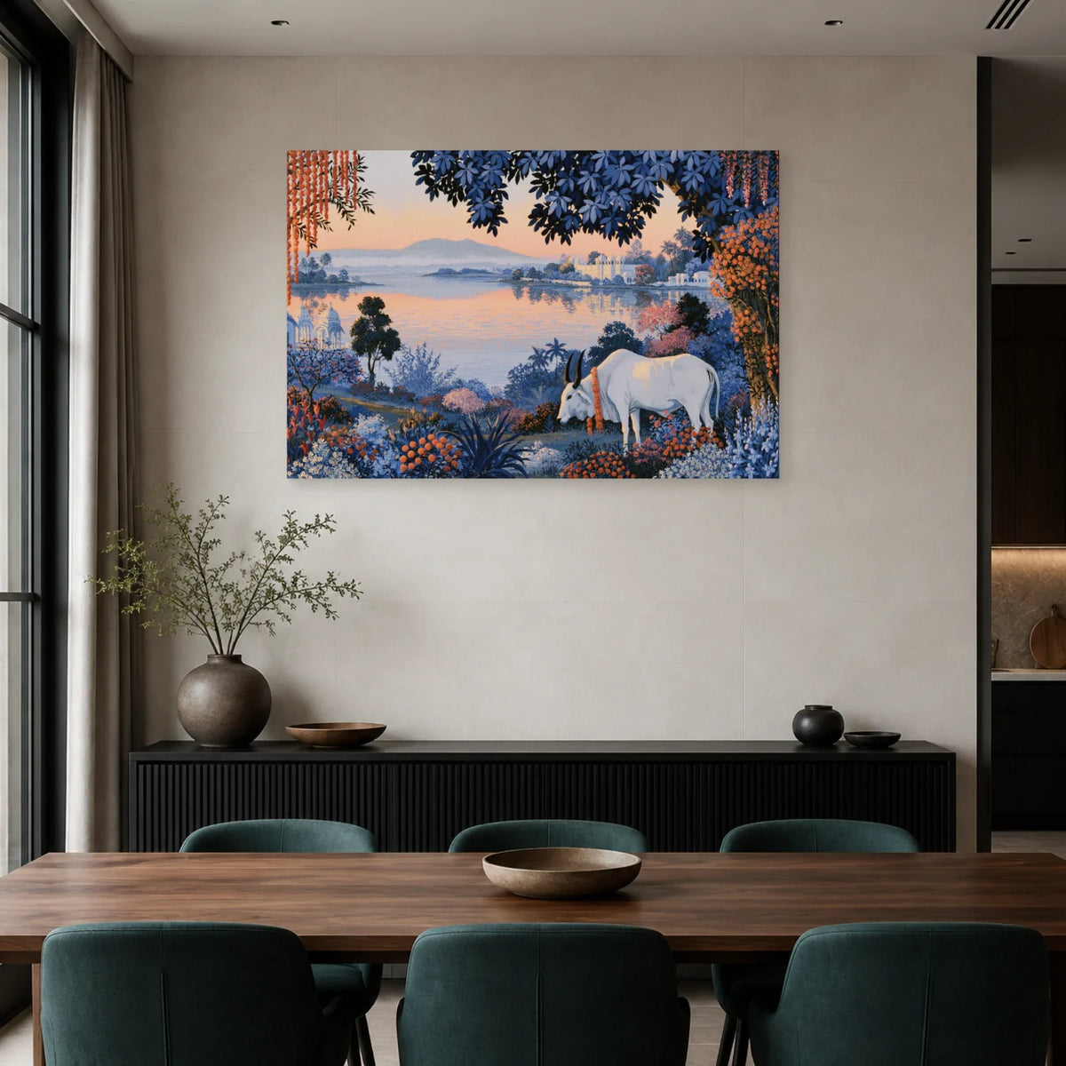 Tableau Vache Sacrée en Inde présenté dans une salle à manger - Art Virtuoso