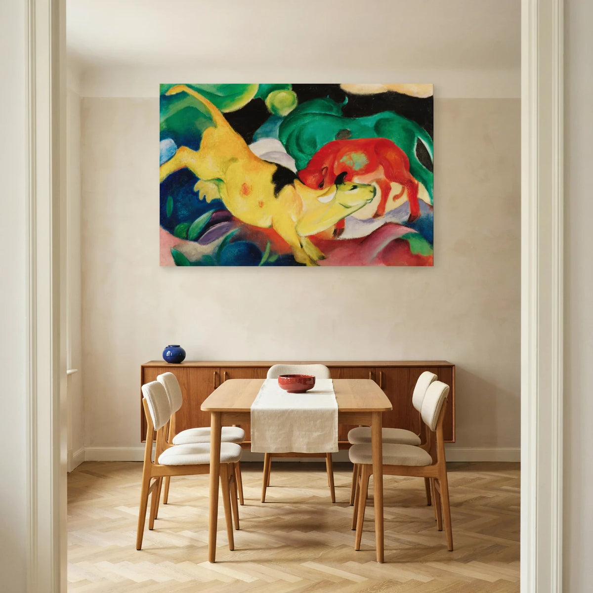 Tableau Vaches rouges, vertes et jaunes – Franz Marc dans une salle à manger - Art Virtuoso