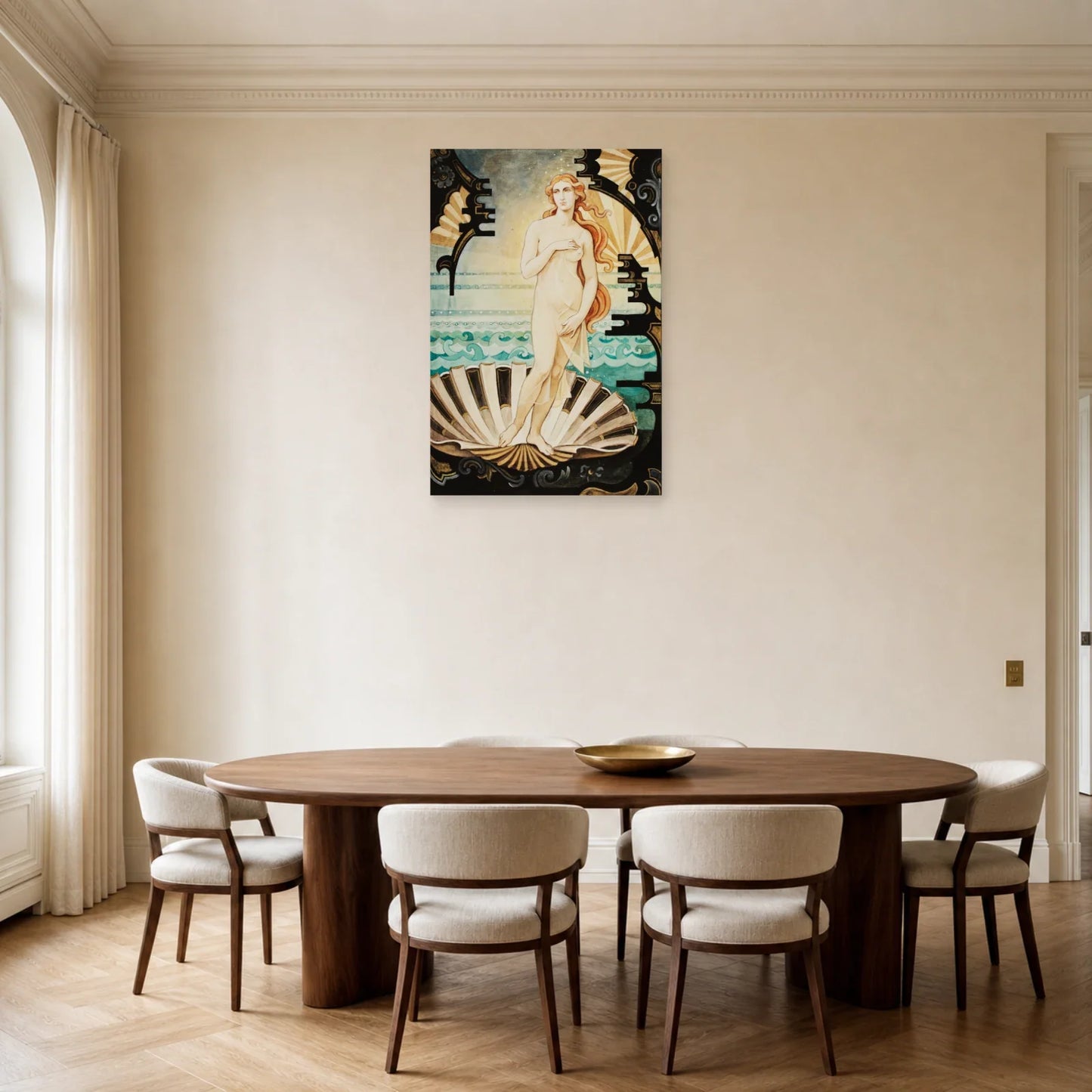 Tableau Vénus Art Déco dans une salle à manger aux détails dorés