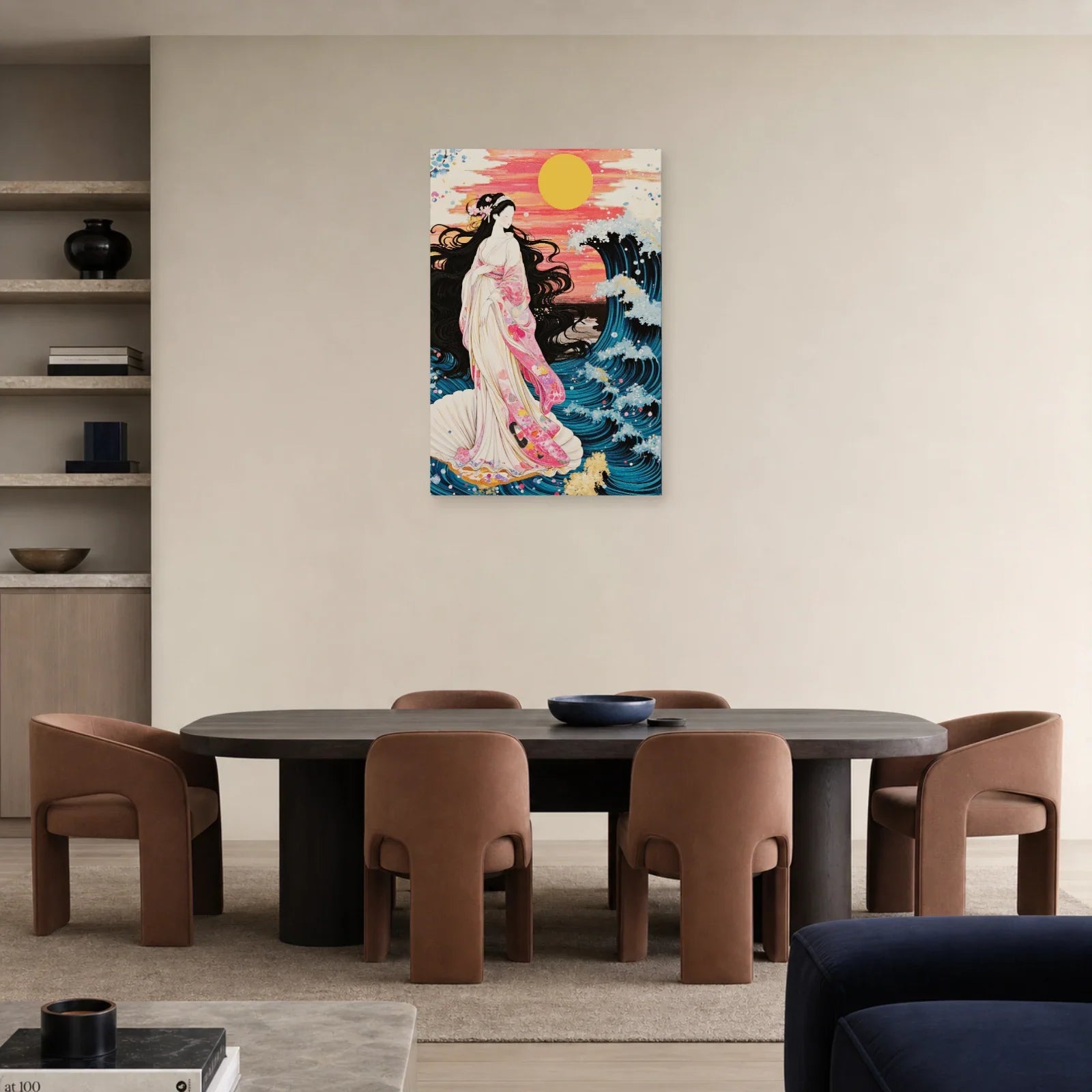 Femme aux cheveux noirs et vague dans une salle à manger