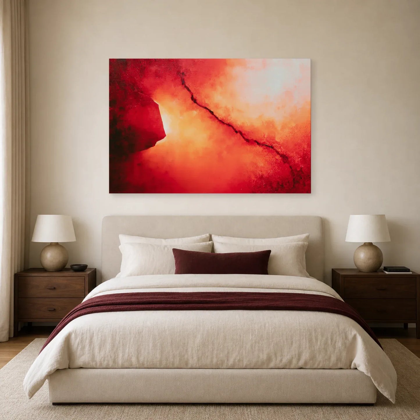 abstraction corail lumineuse traversée d’une fracture noire et blanche, présenté dans une chambre aux textiles unis